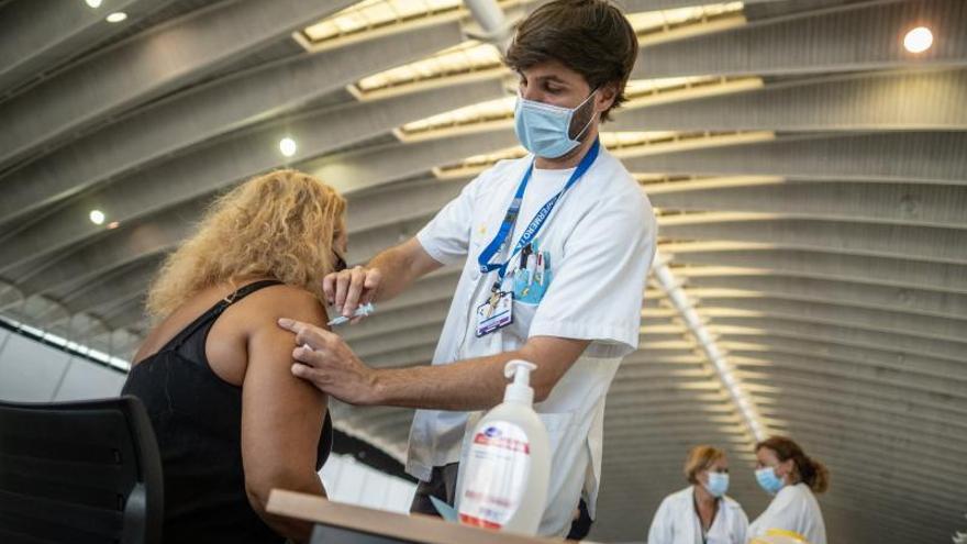 Un enfermero inocula una vacuna de AstraZeneca a una mujer de más de 60 años en el Recinto Ferial.