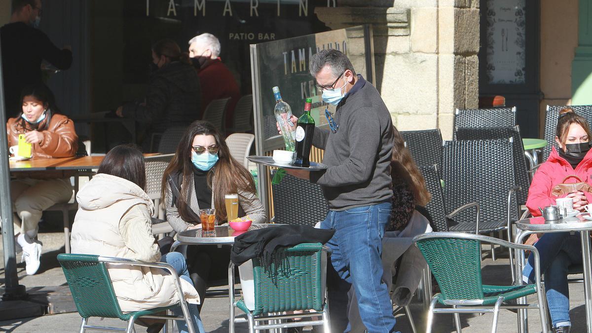 Consumidores en una terraza de Ourense.