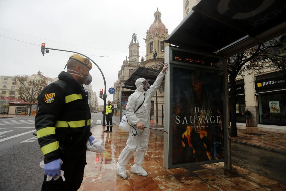 La UME desinfecta la plaza del Ayuntamiento de València por el coronavirus