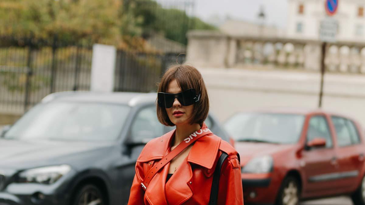 Street Style de París mujer con trench de cuero rojo y pelo bob blunt