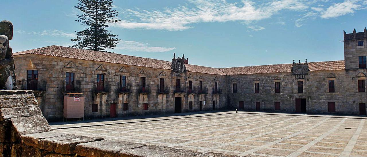 Retiran el vallado de los balcones del pazo de Fefiñáns | IÑAKI ABELLA