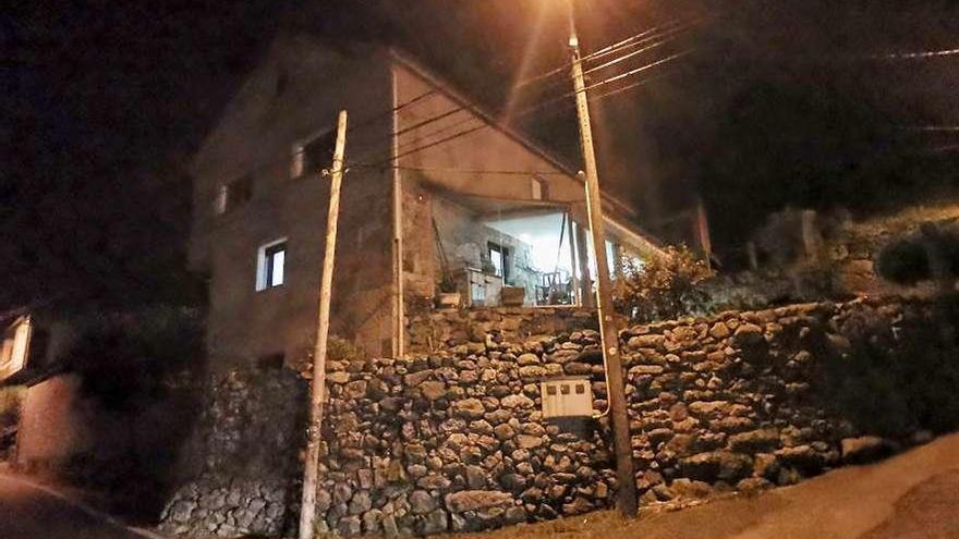 La vivienda de Beloso, en la parroquia de Cela en donde ocurrió el suceso con la &#039;fondue&#039;. // Santos Álvarez