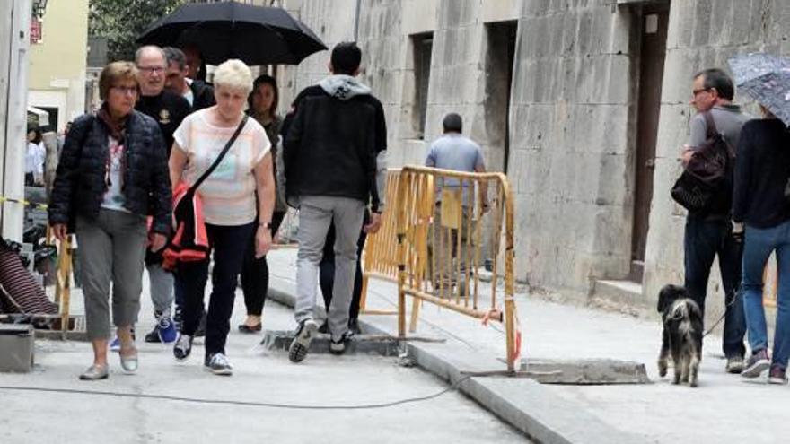 Les obres del carrer de la Jonquera, amb l&#039;empedrat ja col·locat.