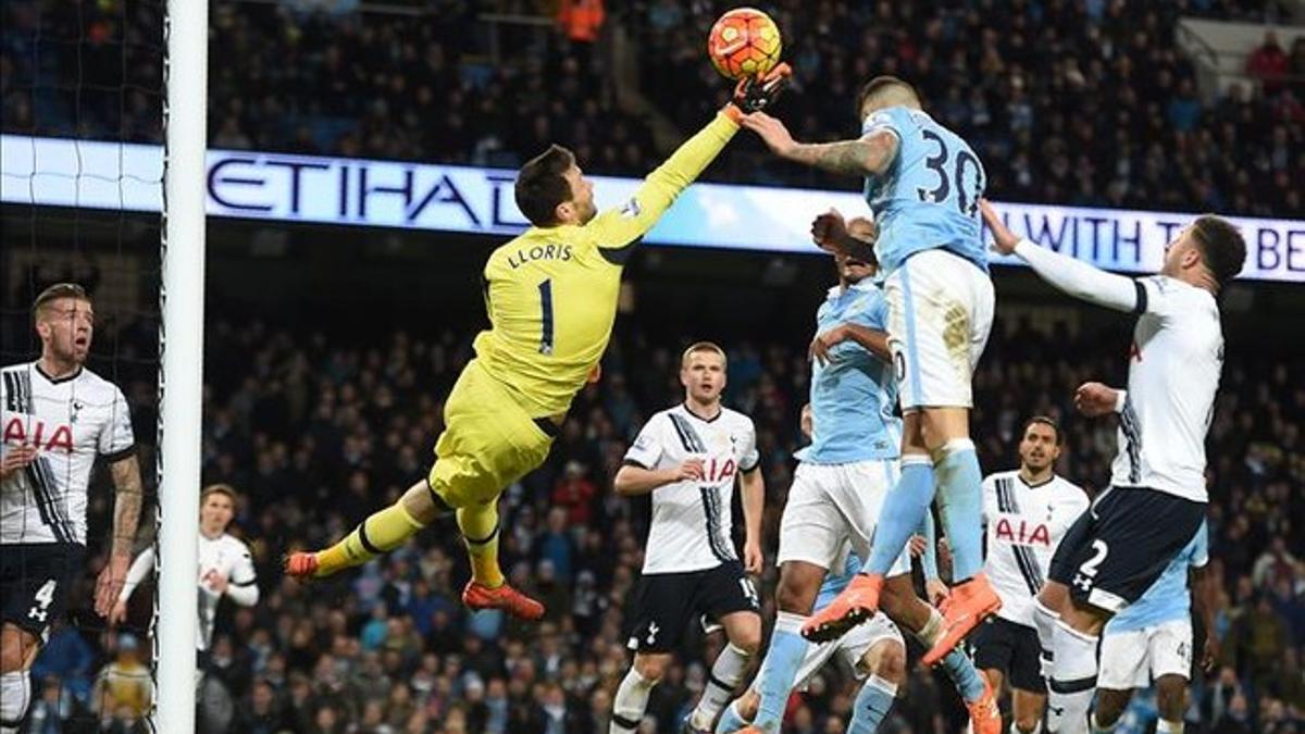 Lloris rechaza con el puño un remate de cabeza de Otamendi