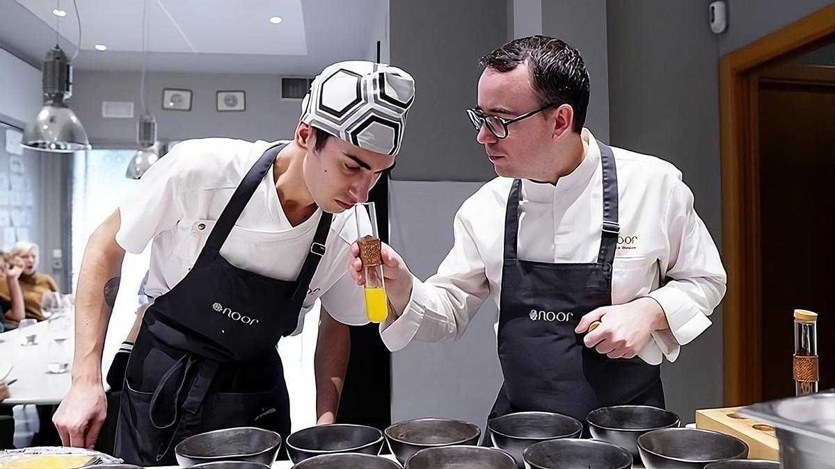 Paco Morales (a la derecha) en la cocina de Noor, en una imagen de archivo.