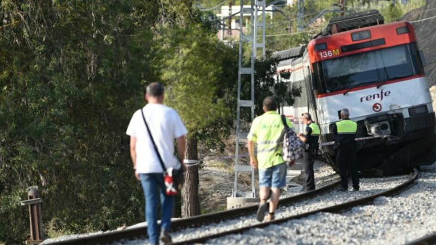 Agents i tècnics inspeccionen el tren descarrilat.