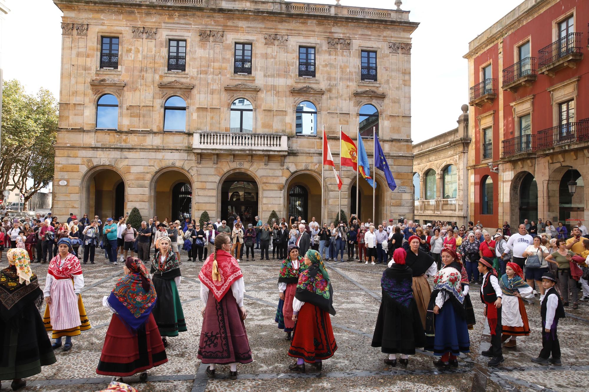 En imágenes: Gijón celebra el Día de León con bailes y el desfile de pendones