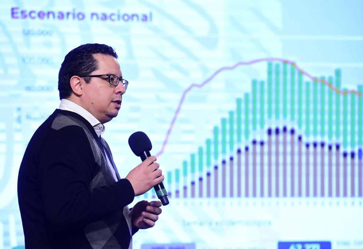 MEX8727. CIUDAD DE MÉXICO (MÉXICO), 09/10/2020.- Fotografía cedida hoy por la Presidencia de México que muestra al director de Epidemiología, José Luis Alomía, durante una rueda de prensa en Palacio Nacional, en Ciudad de México (México). México llegó a 809.751 casos confirmados y a 83.507 defunciones por la COVID al sumar los 5.263 contagios y de 411 muertes notificados este viernes, informaron las autoridades sanitarias del país. EFE/Presidencia de México /SOLO USO EDITORIAL /NO VENTAS