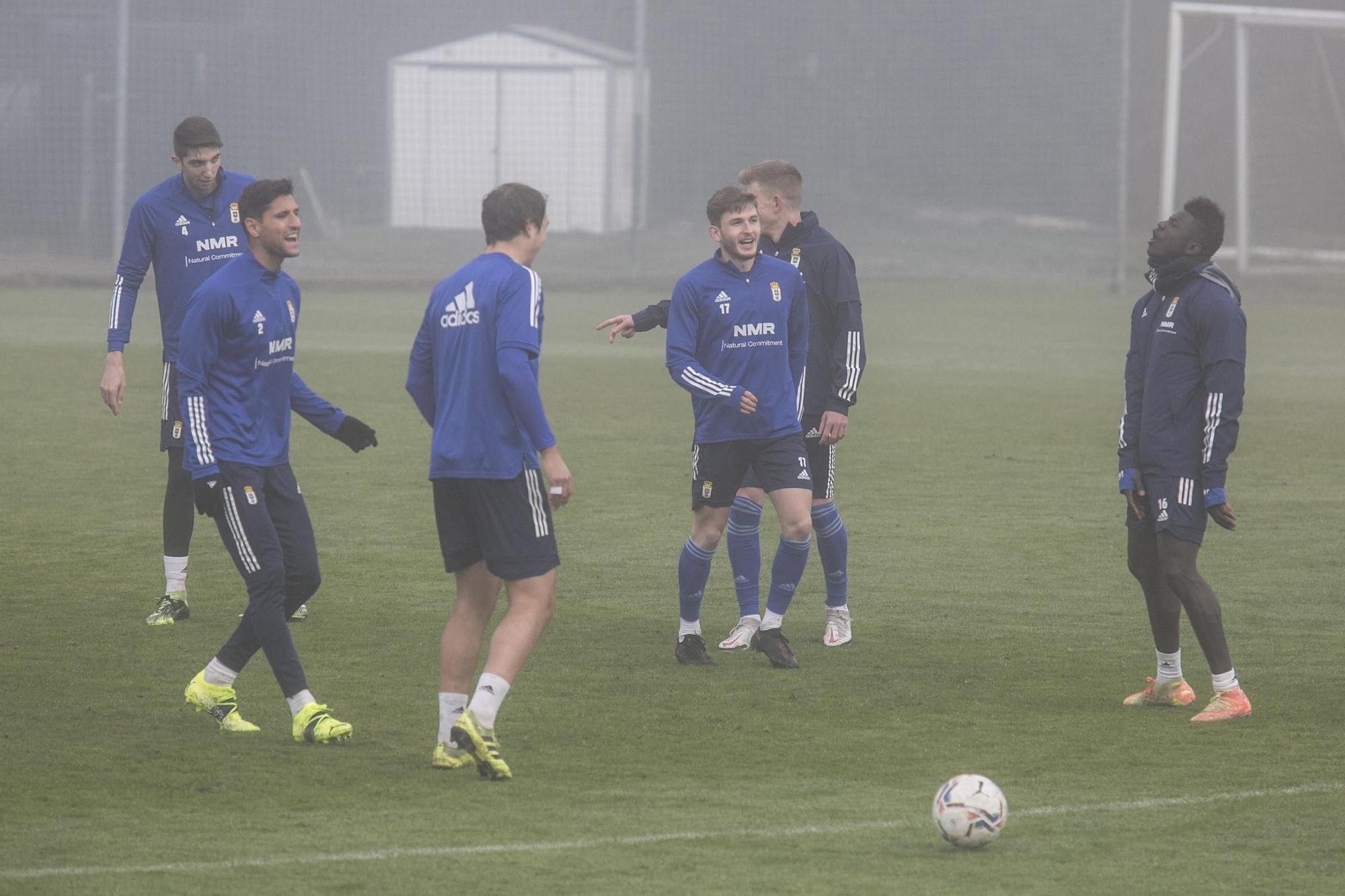 El entrenamiento del Oviedo en mitad de la niebla