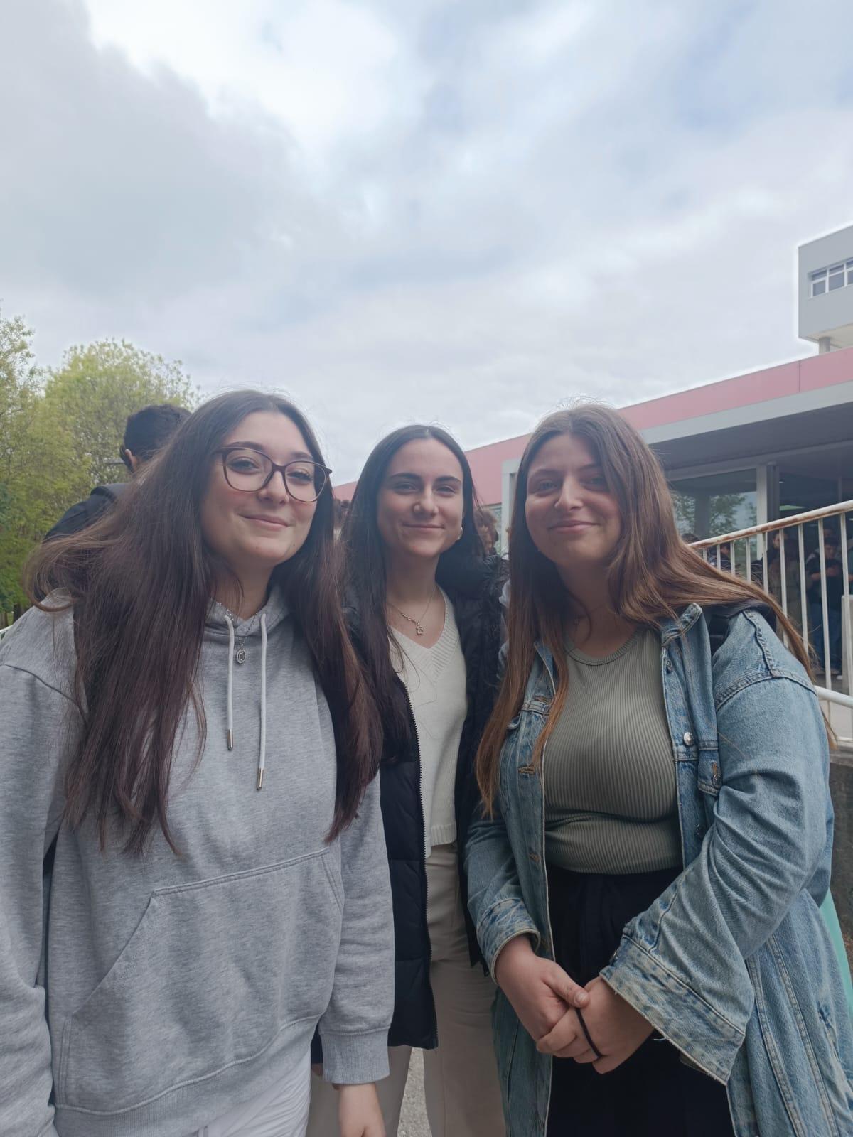 Lucía López, Antía Rodríguez e Inés Fontao, estudiantes de la USC esperando a comer en Bioloxía