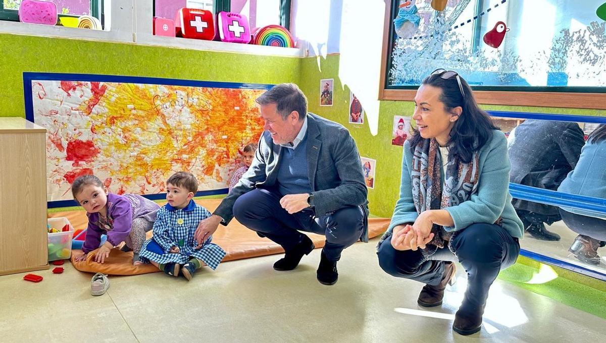 Perfecto Rodríguez visitó una escuela infantil de Marín acompañado por la alcaldesa. | FDV