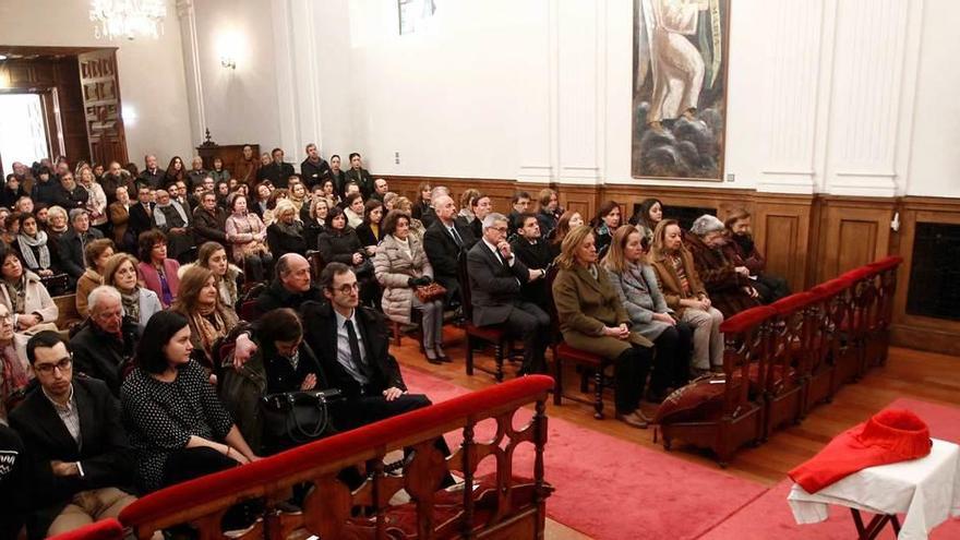 Asistentes al funeral por Andrés Álvarez Cortina, con su familia en primera fila, en la capilla del edificio histórico de la Universidad.