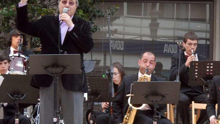 Manuel Suárez cantando con la Big Band de Vilagarcía en la plaza de Galicia. // Iñaki Abella