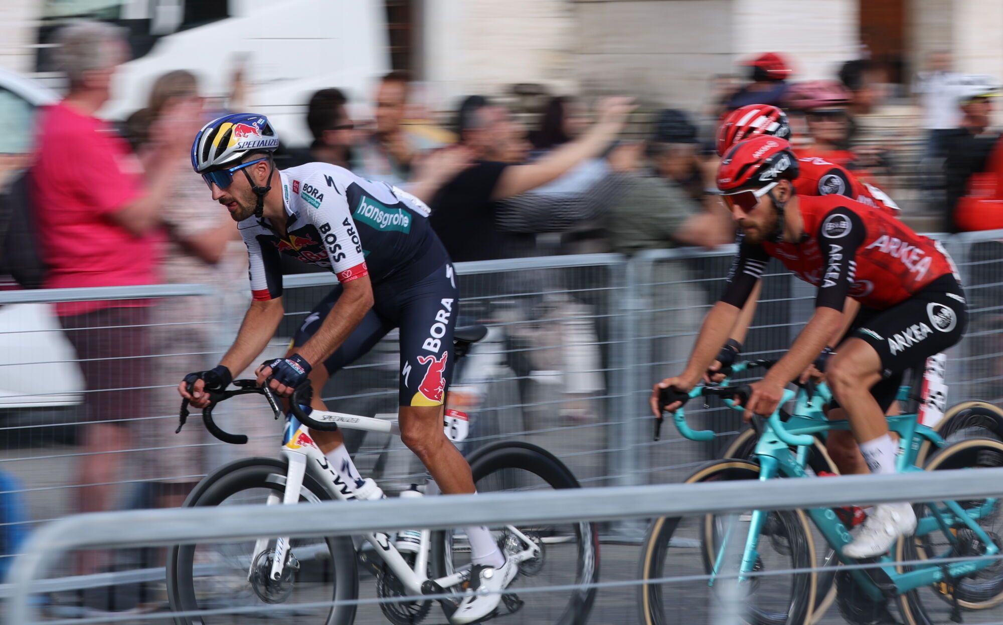 TIRANA (Albania), 09/05/2025.- Italian rider Gianni Moscon (L) of team Red Bull - BORA - hansgrohe competes in the first stage of the Giro d'Italia cycling tour over 164km from Durres to Tirana, Albania, 09 May 2025. (Ciclismo) EFE/EPA/GEORGI LICOVSKI