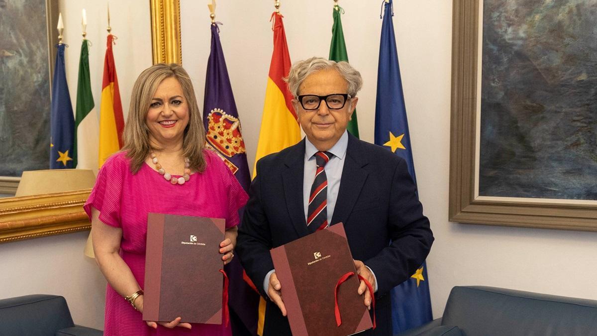 El presidente de la Diputación de Córdoba, Salvador Fuentes, y la alcaldesa de Baena, María Jesús Serrano, tras la firma del convenio.