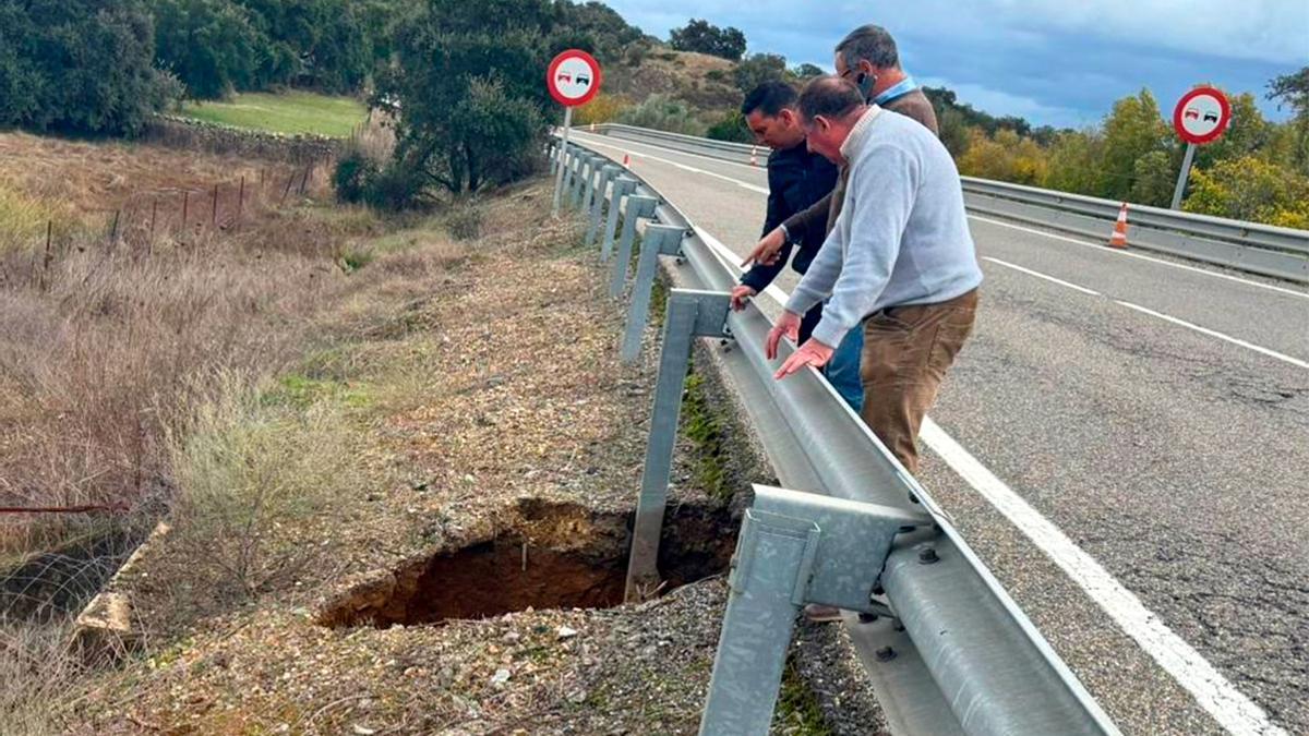 Socavón en la A-476 en El Castillo de las Guardas (Sevilla).