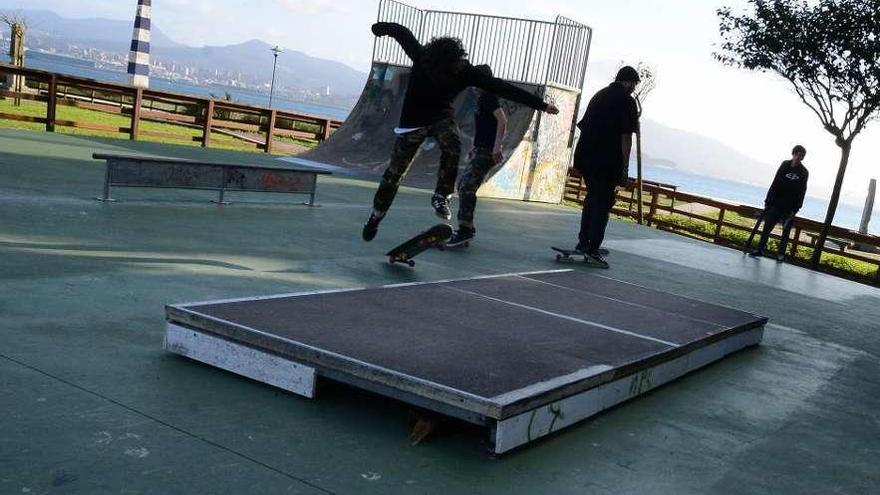 Jóvenes practicando en la pista de &quot;skate&quot; de Rodeira, ayer por la tarde. // G.Núñez