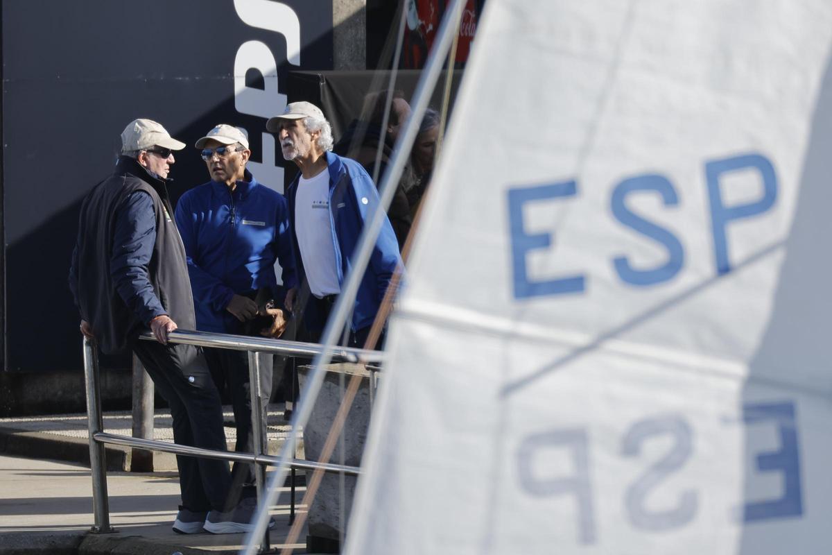 El rey emérito charla con Pedro Campos y Jane Abascal esta mañana en Sanxenxo.