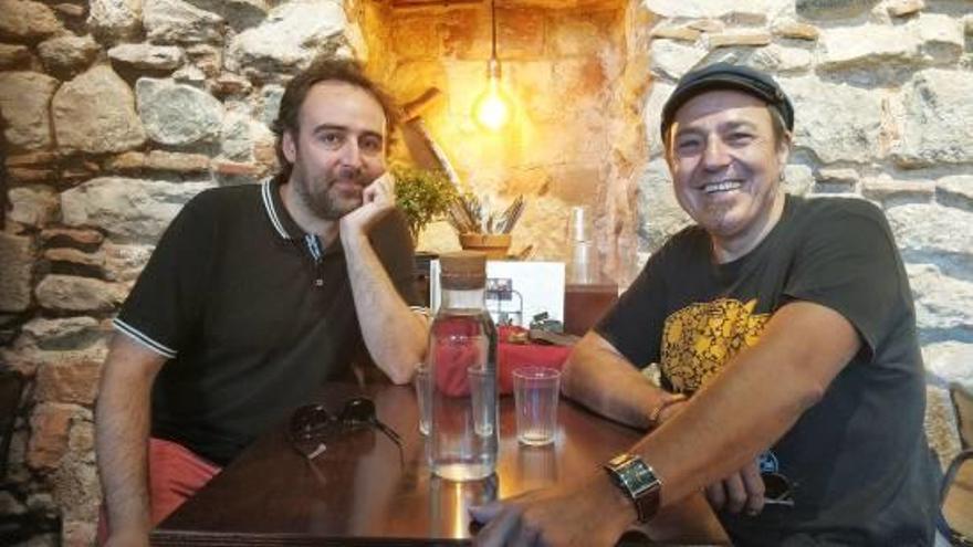 Roger Mas i Pere Camps atenen la premsa al cafè La Fàbrica de Girona.