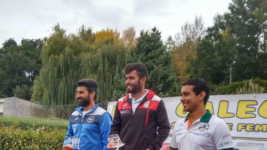 Los ganadores de la categoría masculina con sus trofeos.