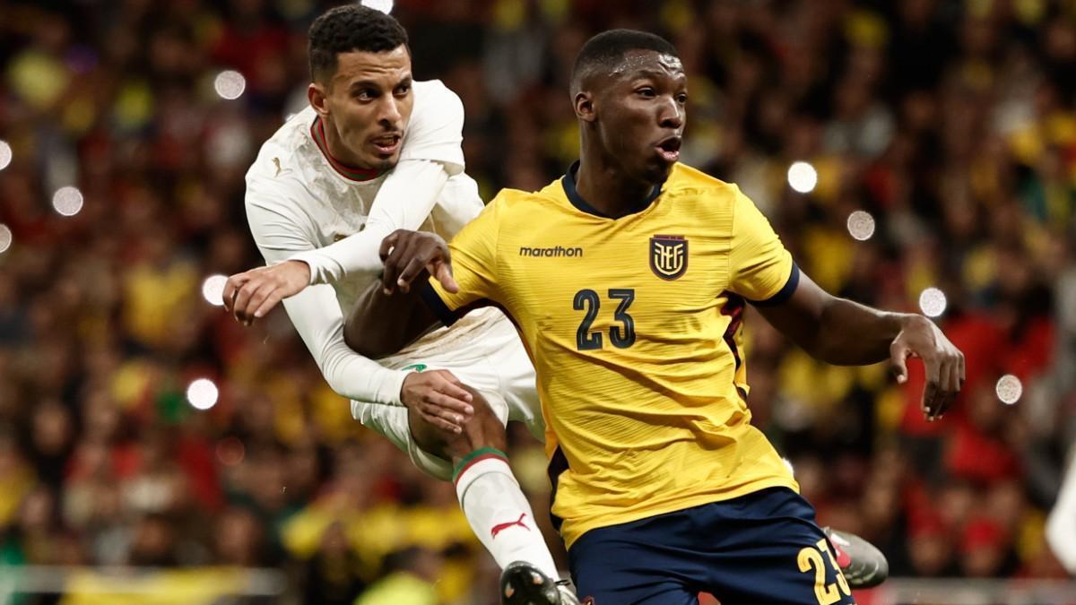 Ounahi, del Girona, dispara ante la oposición de Moisés Caicedo, jugador del Chelsea