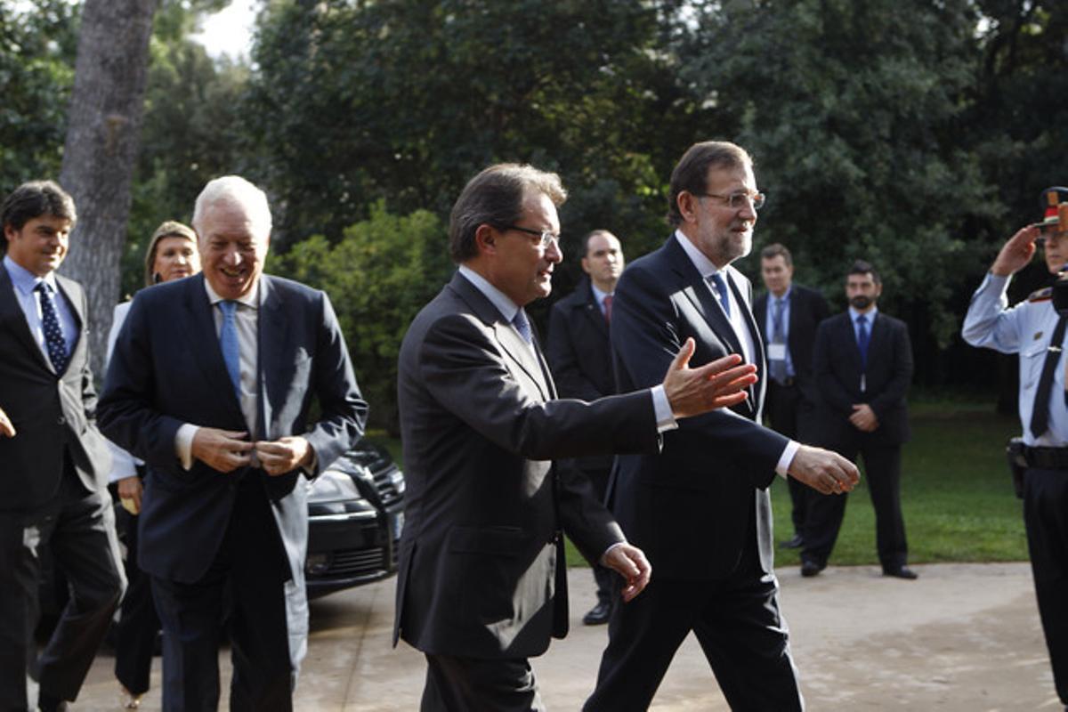 Artur Mas rep Mariano Rajoy. Darrere seu, el ministre García-Margallo i Jorge Moragas, avui al palau de Pedralbes.