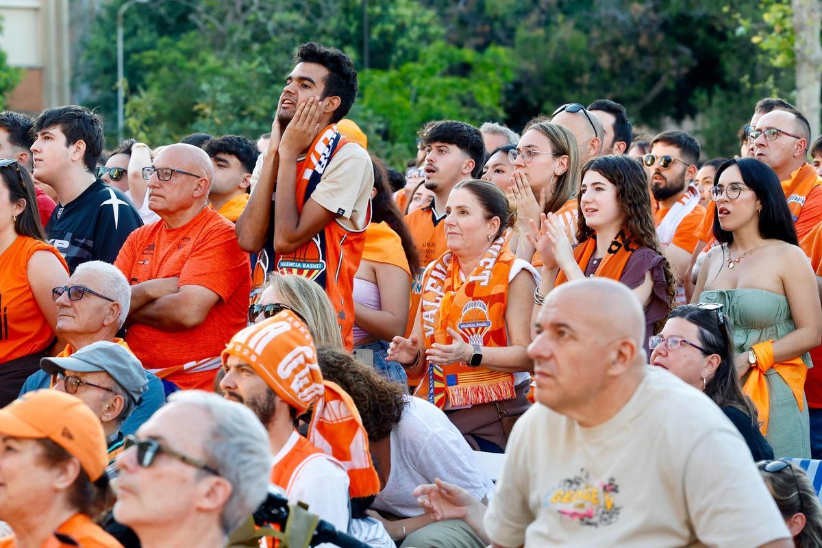 Ambiente taronja en el Roig Arena para ver la Final Four