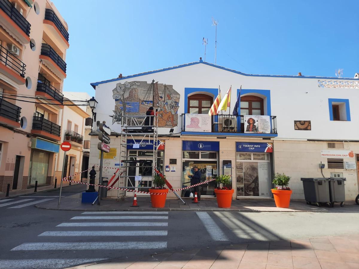 El mural está en la fachada de la oficina de turismo del casco antiguo