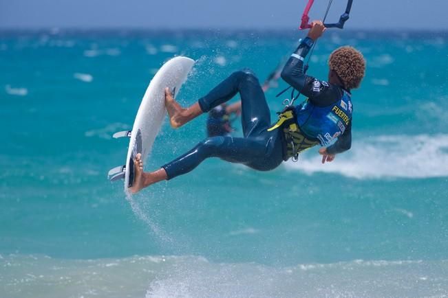 01.08.2016. Campeonato del mundo de kitesurfing. Comienzo de la modalidad de strapless. Playas de Jandia. Fuerteventura.En  la foto, el Cabo Verdiano Matchu Lopez Realizando una maniobra.FOTOGRAFIA VINCULADA A NOTICIA DE LA DELEGACIÓN DE LAS PALMAS.CARLOS DE SAÁ /C1010327