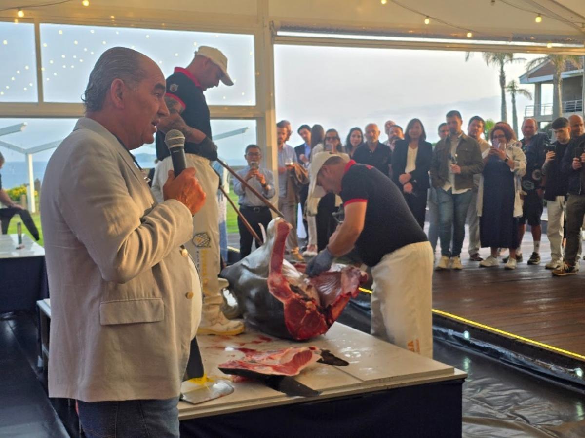 La exhibición de «ronqueo» de atún rojo realizada por Novomar Arousa en O Grove fue un éxito.