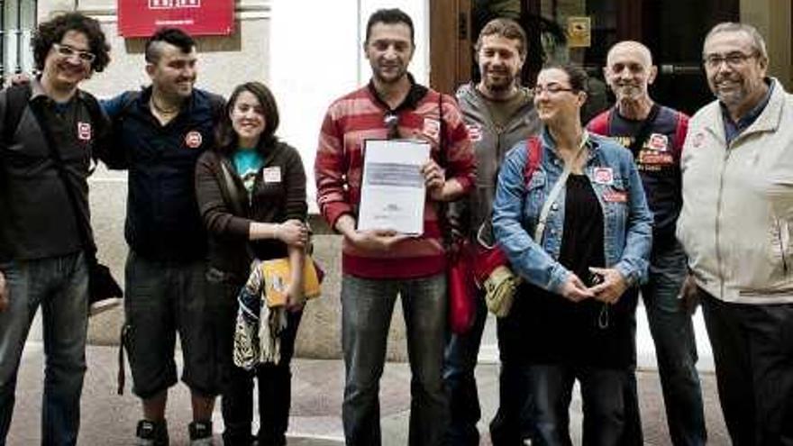 Juan David Santiago, en el centro, antes de registrar su petición al Síndic.