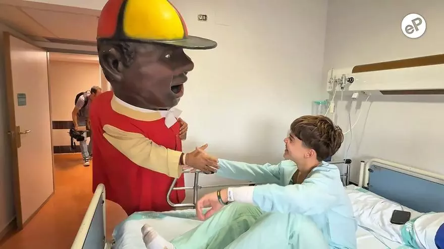 VÍDEO | Las fiestas del Pilar llegan al hospital infantil de Zaragoza con cabezudos y payasos