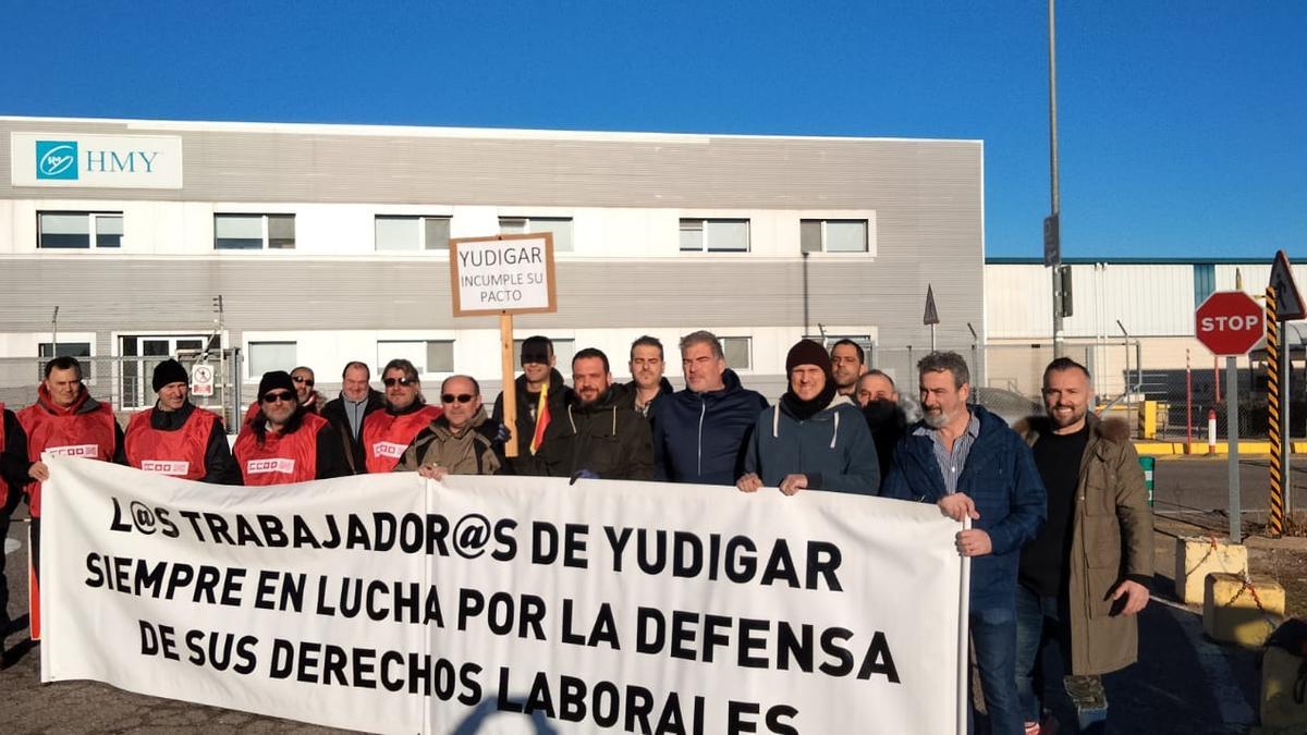 Concentración en las puertas de Yudigar, en Cariñena, de los trabajadores de la planta.