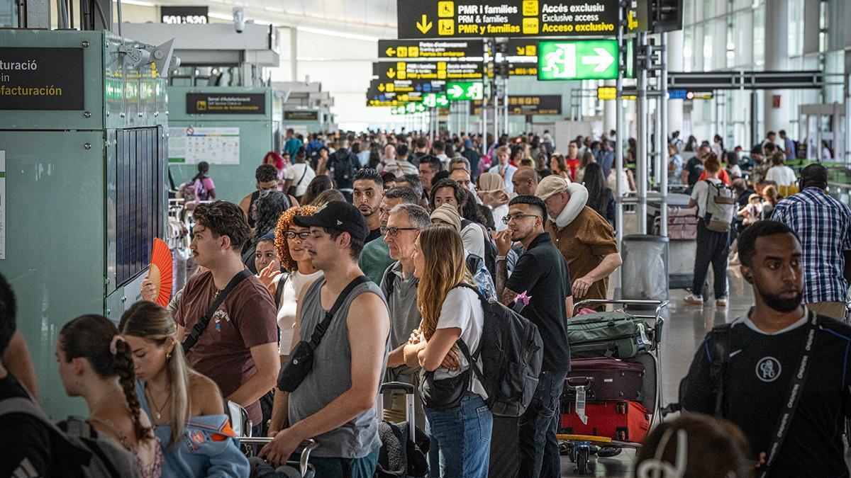 Pasajeros en el aeropuerto de Barcelona-El Prat durante una jornada de huelga de personal
