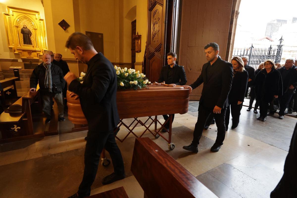 Entrada del féretro en la concatedral de Santa María en el funeral de Manolo Llopis.