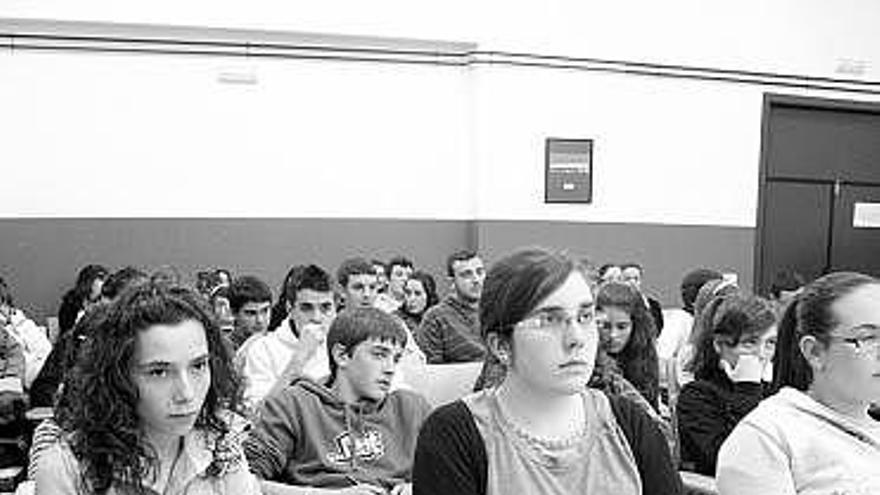 Los alumnos de 4º de la ESO del Instituto de Vegadeo, durante el coloquio.