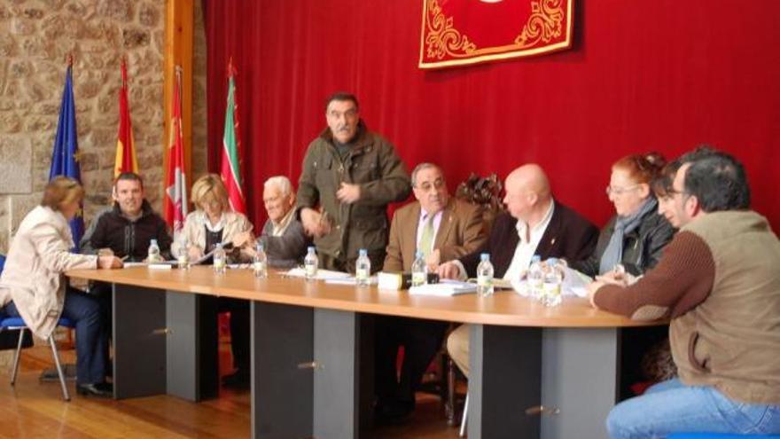 Manuel Luelmo, sentado en el centro, al inicio de la sesión plenaria celebrada ayer en Fermoselle.