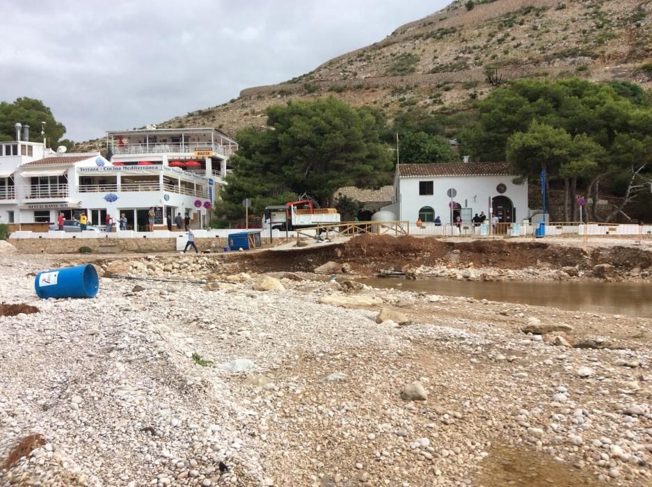 El estado, hoy, de la cala de la Granadella tras el paso del temporal.