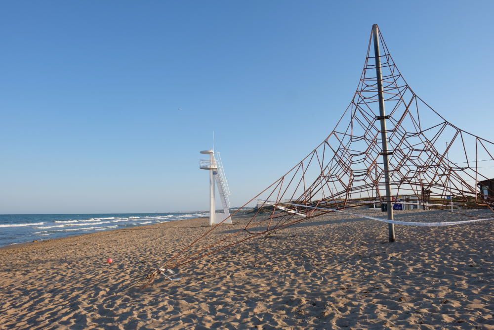 Los agentes ha desalojado las playas de Elche en la Noche de San Juan.