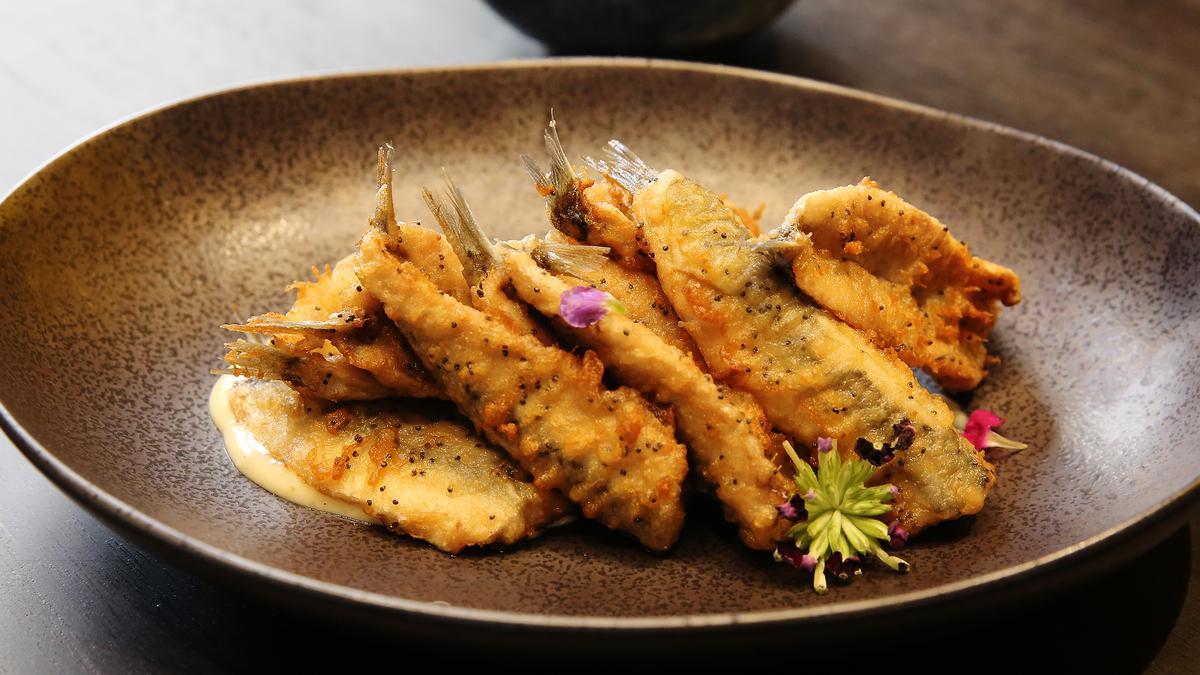 Los boquerones rebozados con salsa 'tensuyu'.