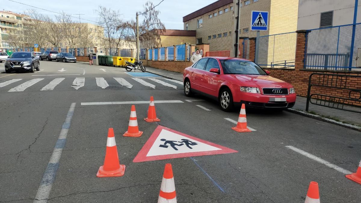 Señalización para evitar atropellos, ante un colegio de Plasencia.
