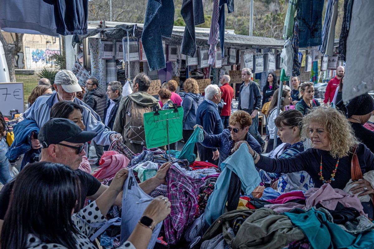 El histórico mercado ambulante inicia un exilio temporal: las obras de reforma del barrio exigen dejar libres las calles del Acer, de la Metal·lúrgia y del Crom, donde los puestos comerciales llevaban más de 50 años asentados. La nueva ubicación es desde el cruce de la calle de los Ferrocarrils Catalans con calle Foc hasta el cruce de la calle de la Mare de Déu de Port con el de calle Motors.