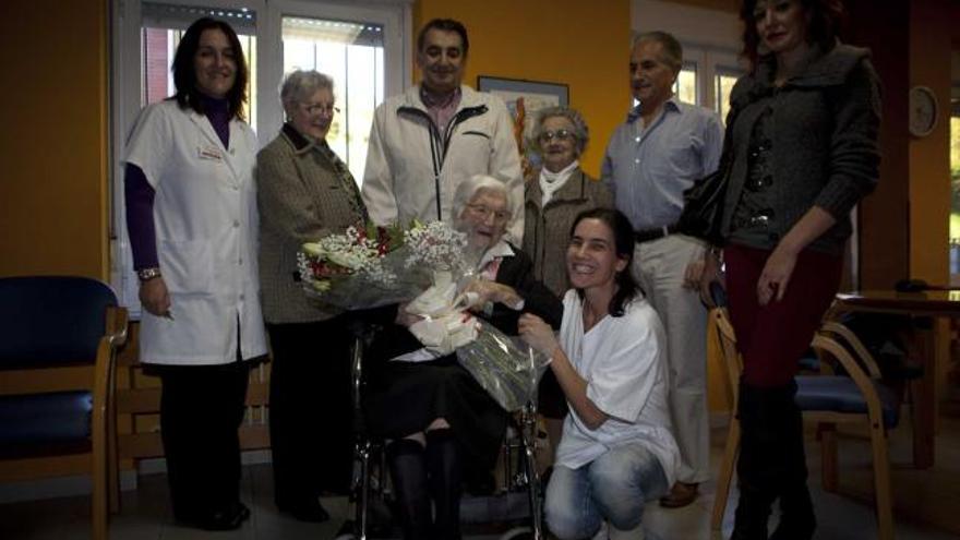 María Cristina Menéndez, con su familia y cuidadoras del Patronato San José de La Felguera.