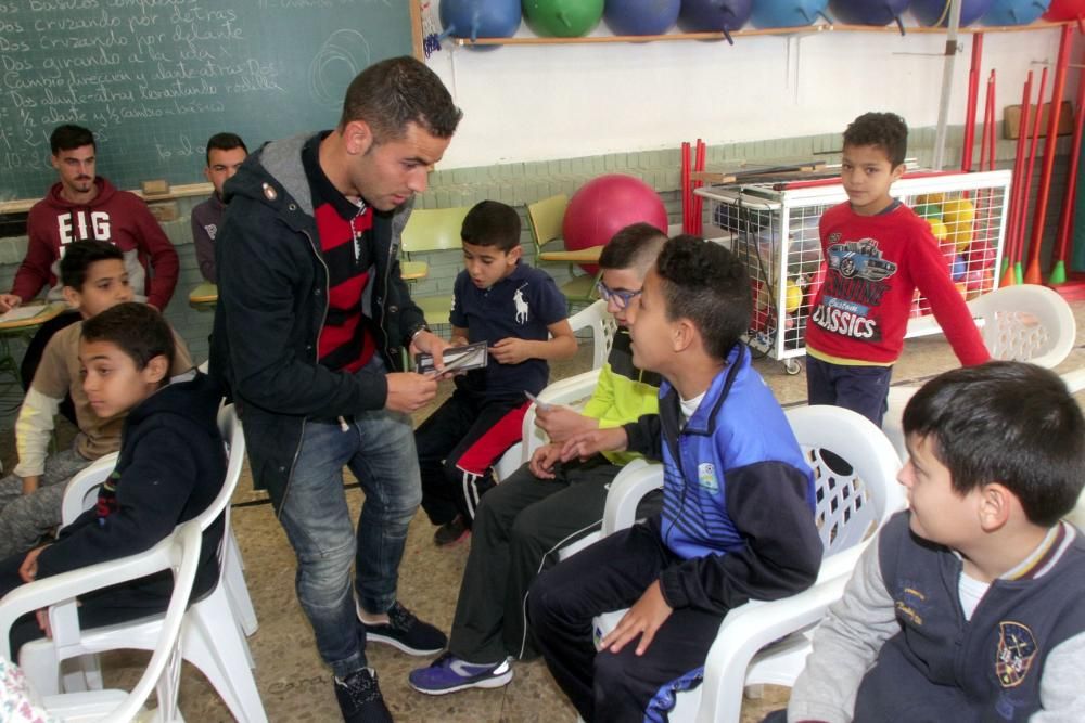 Futbolistas del Cartagena visitan un colegio
