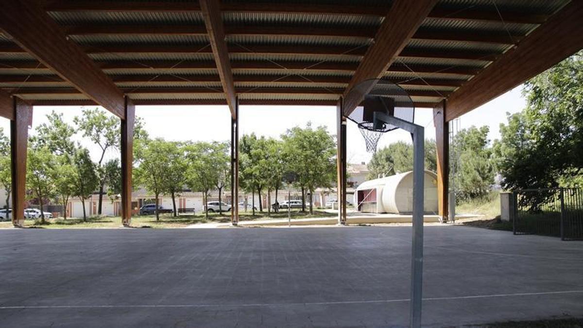 La coberta de la pista esportiva de Fontajau, ja acabada.