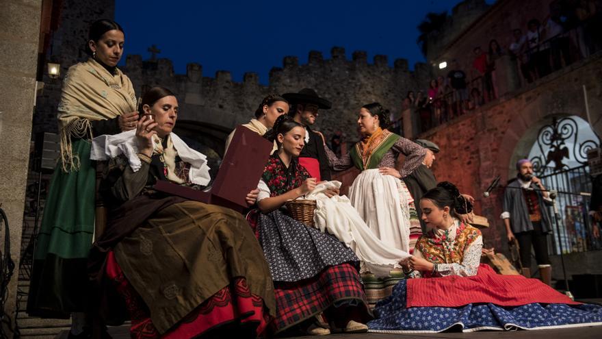 Fotogalería | Así fue el festival internacional de folclore Ciudad de Cáceres