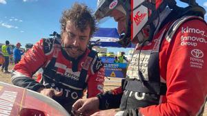 Fernando Alonso tras reparar su coche: Quiero vivir el Dakar hasta el final. En la imagen, el piloto, junto a Marc Coma, mientras trataba de arreglar su vehículo.