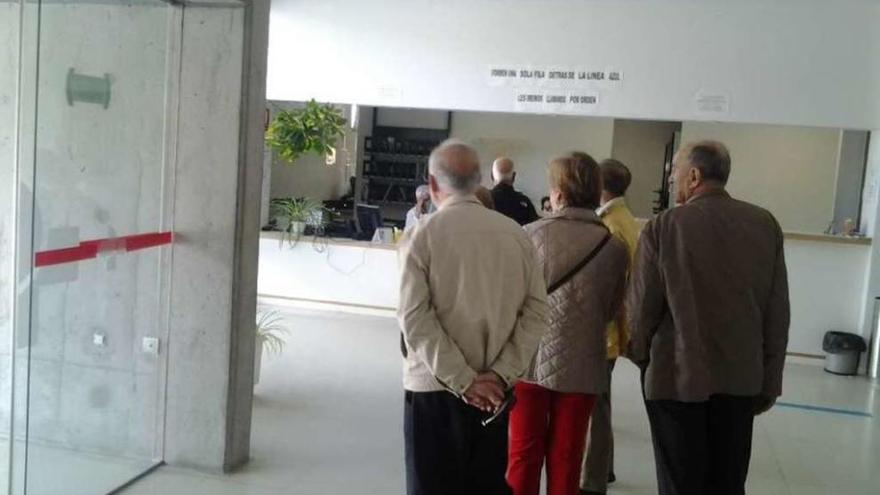 Un grupo de pacientes en un centro de salud de la capital.