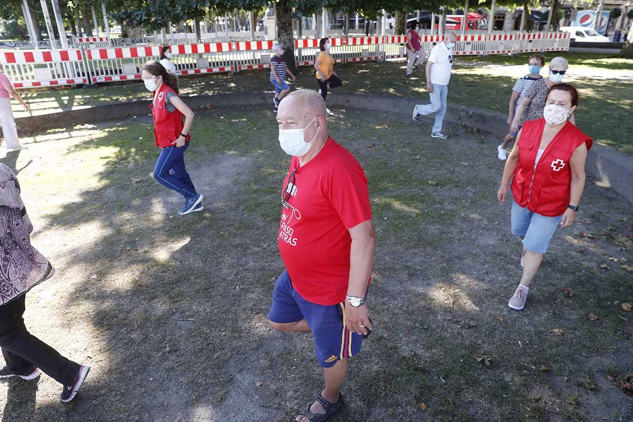 Taller de gimnasia para mayores de Cruz Roja en los jardines de Montero Ríos.     PABLO HERNÁNDEZ (10).jpg