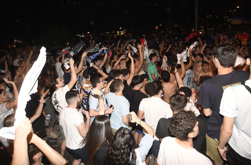 Así celebraron los madridistas la decimocuarta en la Plaza Circular de Murcia